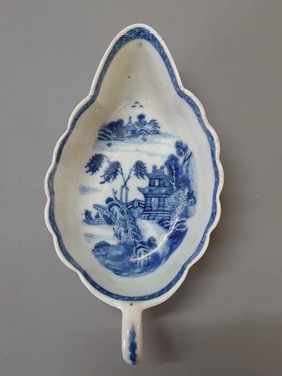 Saucière et sa soucoupe en porcelaine de...