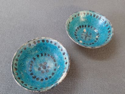 Paire de coupes en grès émaillé à décor géométrique....