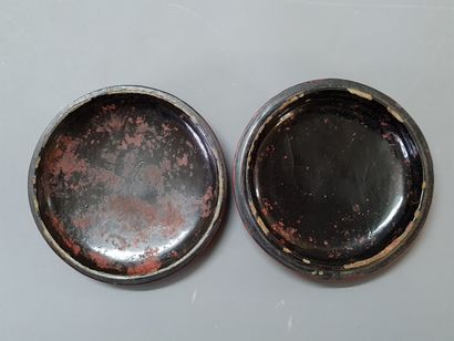 Boite en laque cinabre. 

H. :3 cm. D. :8,5...