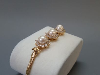 750°/ 00 gold bracelet set with three cultured...