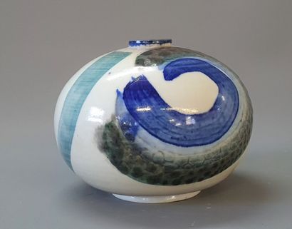 Olivier ROY

 Vase boule à décor abstrait....