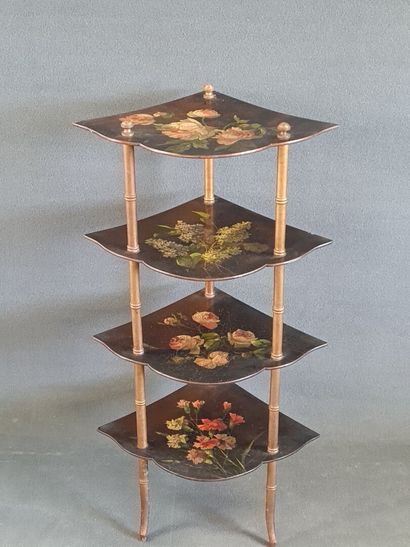 Etagère en encoignure, plateaux peints d'un...