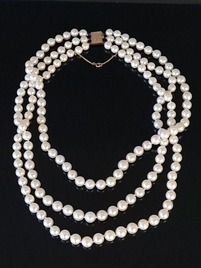 Necklace of cultured pearls on three rows.

Pearl...
