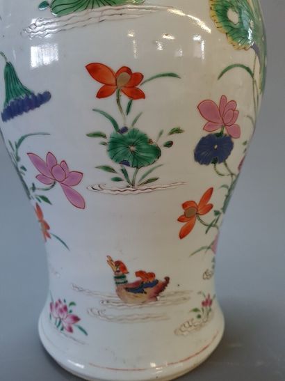 Grand vase balustre en porcelaine à décor...