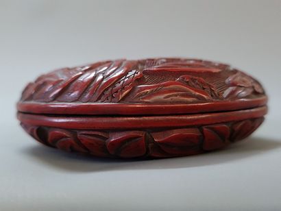 Boite en laque cinabre. 

H. :3 cm. D. :8,5...