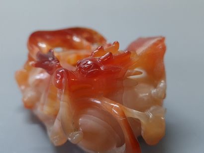 Petit vase en agate sculptée d'un dragon....