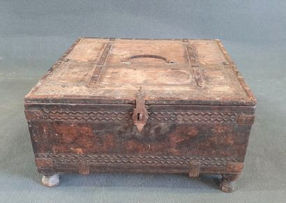 Indian salt box. 

23 x 43 x 38 cm.