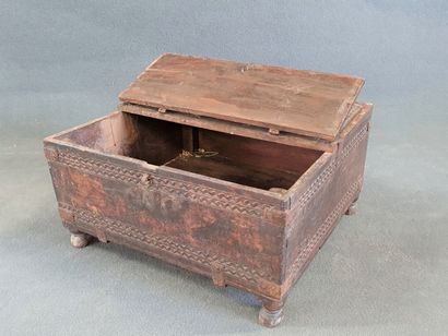 Indian salt box. 

23 x 43 x 38 cm.