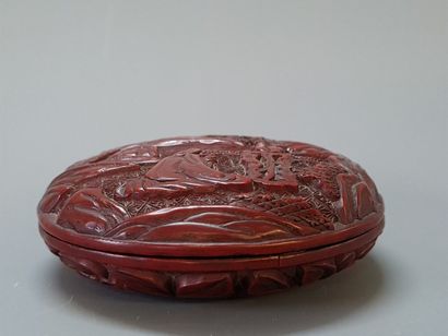 Boite en laque cinabre. 

H. :3 cm. D. :8,5...