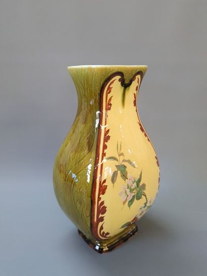 Emile DIFFLOTH (1856-1933)

Grand vase en...