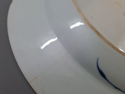 Plat en porcelaine de Chine bleu blanc 

XVIII°...