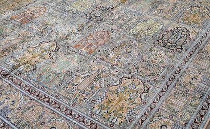 
Tapis indien en coton et soie.

303 x 221...