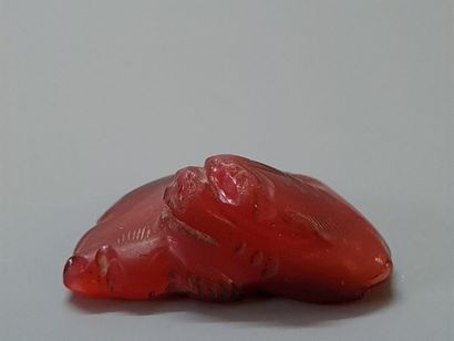 Statuette en verre rouge figurant un animal...