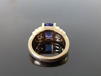 750°/00 gold ring. Set with a rectangular...