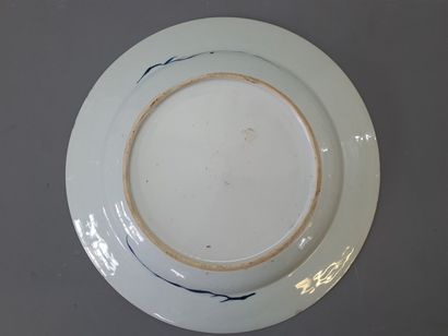 Plat en porcelaine de Chine bleu blanc 

XVIII°...