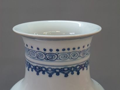 Vase balustre en porcelaine de Chine à décor...