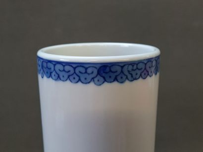 Vase en porcelaine de Chine à décor bleu...