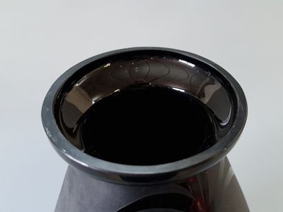 Black glass vase with engraved pelican decoration.

H:...