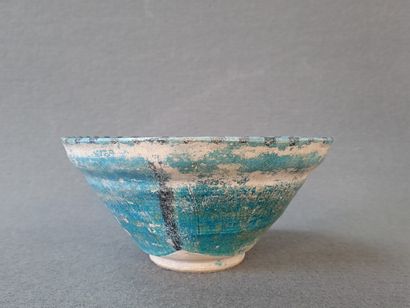 Coupe creuse en grès émaillé bleu.

Afghanistan...