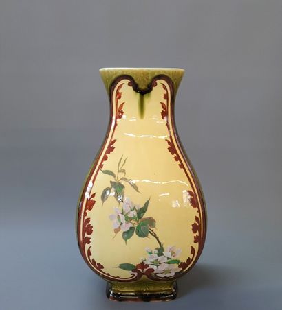 Emile DIFFLOTH (1856-1933)

Grand vase en...