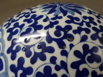 Vase en porcelaine de Chine à décor bleu...