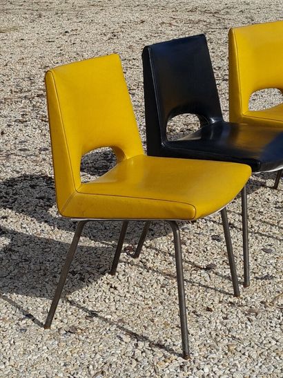 Suite de sept chaises skai, 5 jaunes et 2...