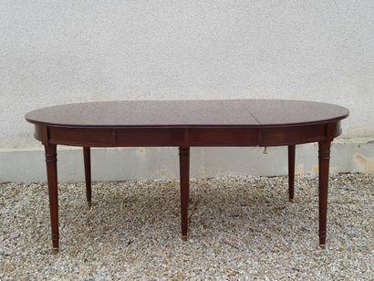 Table ovale en acajou et placage d'acajou,...