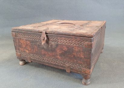 Indian salt box. 

23 x 43 x 38 cm.
