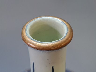 Vase en porcelaine du Japon, à long col....
