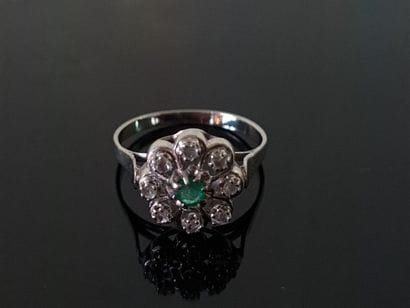 Ring in white gold 750°/ 00 daisy shape,...