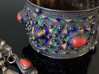 Pendant and cuff bracelet in enamelled silver...