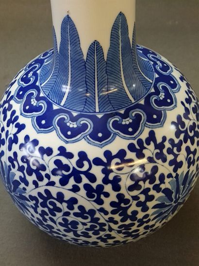 Vase en porcelaine de Chine à décor bleu...