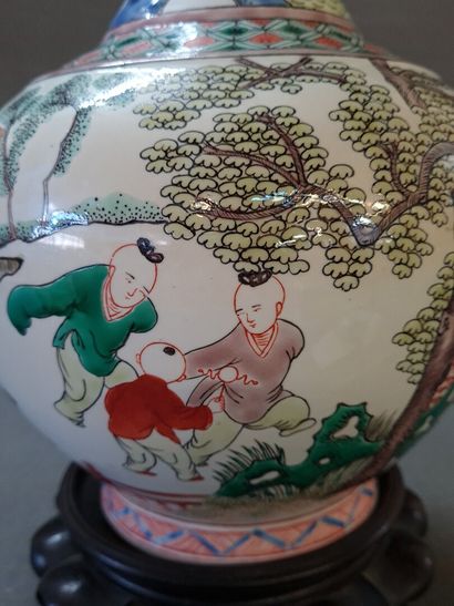 Vase en porcelaine de Chine à émail polychrome.

H:...