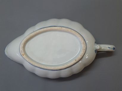 Saucière et sa soucoupe en porcelaine de...