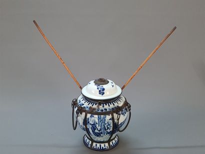 Vase couvert en porcelaine de Chine XVIII°...