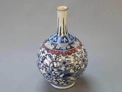 Vase en porcelaine du Japon, à long col....