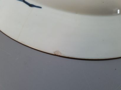 Plat en porcelaine de Chine bleu blanc 

XVIII°...