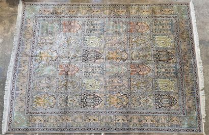 
Tapis indien en coton et soie.

303 x 221...