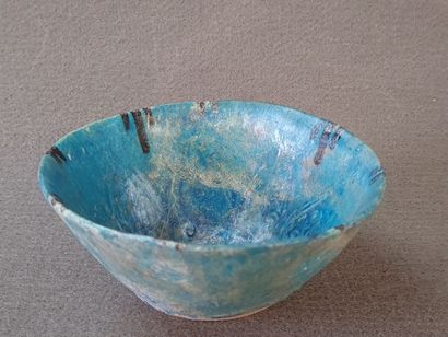 Coupe creuse en grès émaillé bleu.

Afghanistan...