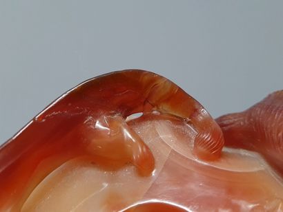 Petit vase en agate sculptée d'un dragon....