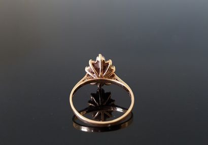 Small ring in 750°/00 gold, set with a ruby...