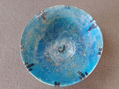 Coupe creuse en grès émaillé bleu.

Afghanistan...