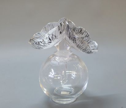 LALIQUE flacon

Bouchon à décor de fleurs....