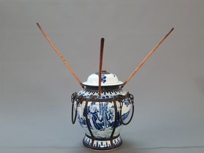 Vase couvert en porcelaine de Chine XVIII°...
