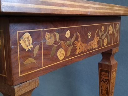 Table de milieu marquetée, quatre pieds marqetés,...