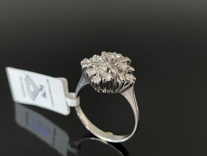 Bague en or gris 750°/00, de forme losange,...