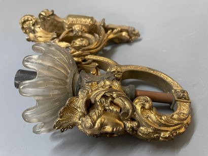 Suite de cinq patères en bronze doré, à décor...