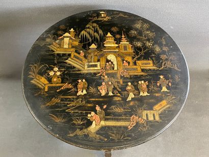 Guéridon tripode en bois laqué décor asiatique...