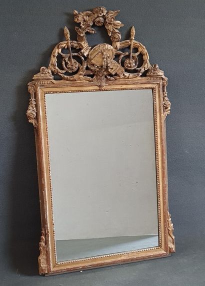 Miroir cadre en bois et stuc doré, fronton...