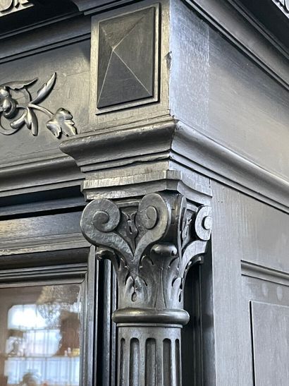 Bibliothèque en bois sculpté et noirci ouvrant...